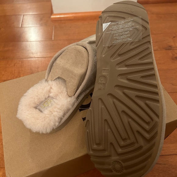 NIB UGG KEEGAN COZY SOFT SLIPPERS IN METALLIC KID SIZE 3 - Picture 4 of 4